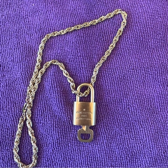 Louis Vuitton Gold Padlock Lock N Key #315 with 18’ Unbranded ROAP Chain - Picture 4 of 13